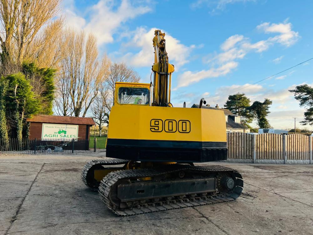 LIEBHERR 900 TRACKED EXCAVATOR C/W BUCKET 
