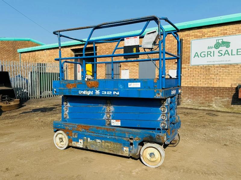 UPRIGHT X32 N SCISSOR LIFT*NEEDS CHARGING*VIDEO*