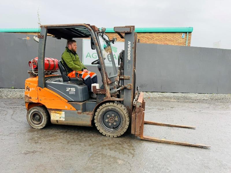 DOOSAN G25P-7 FORKLIFT*C/W FORK POSITIONER*YEAR 2019*VIDEO*