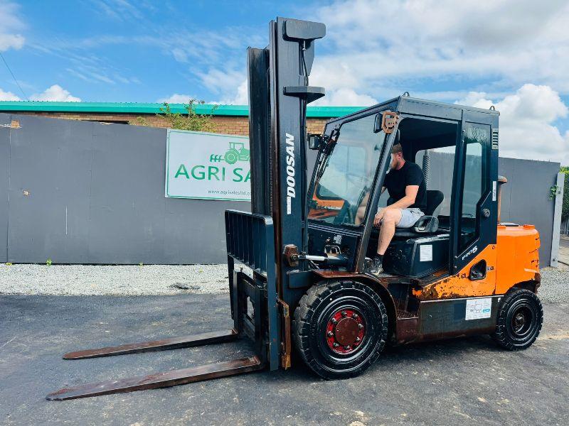 DOOSAN D40SC-5 FORKLIFT*C/W PALLET TINES*YEAR 2012*VIDEO*