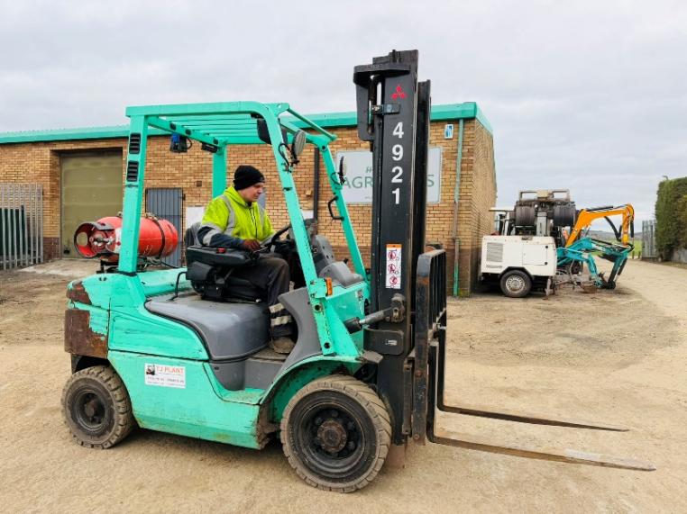 MITSUBISHI FG25NT CONTAINER SPEC FORKLIFT*C/W PALLET TINES*YEAR 2015*VIDEO*