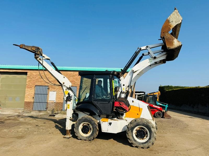 JCB 2CX 4WD BACKHOE DIGGER * C/W THREE IN ONE BUCKET & PECKER*VIDEO*
