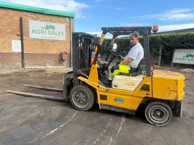 TCM FD30Z7S CONTAINER SPEC FORKLIFT *C/W 8 FT TINES*VIDEO*