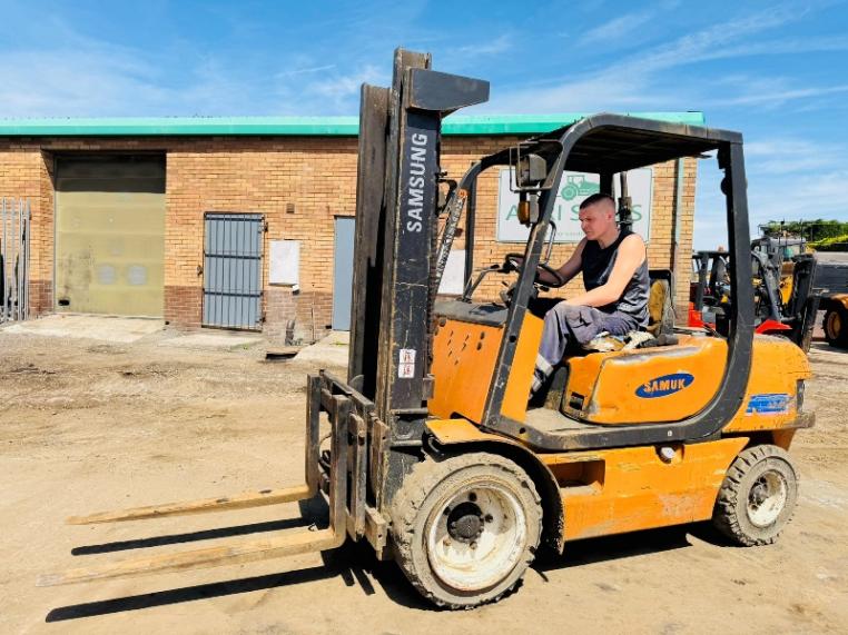 SAMSUNG SF30D FORKLIFT*C/W PALLET TINES*VIDEO*