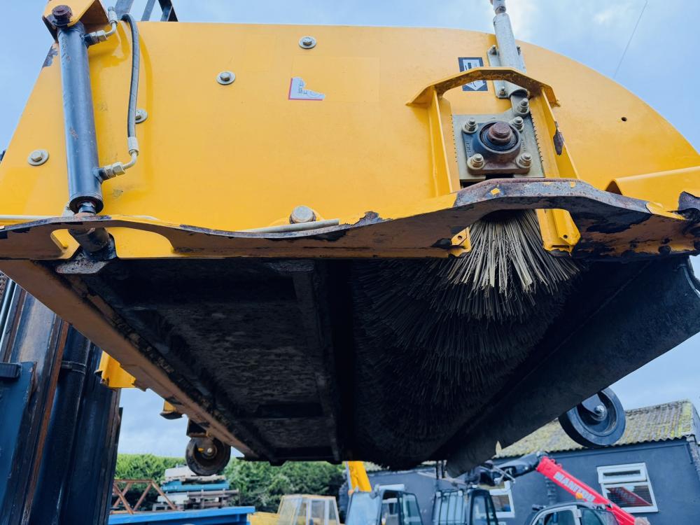 JCB HYDRAULIC SWEEPER*C/W CARRIER HEADSTOCK*VIDEO*