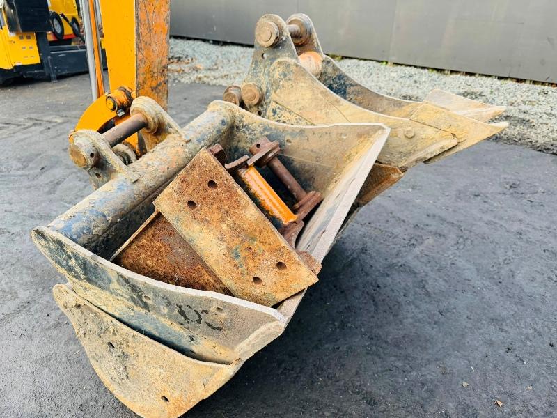 HANIX H22B EXCAVATOR*829 HOURS*C/W 4 EXTRA BUCKETS*VIDEO*