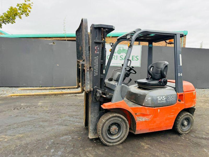 TOYOTA 62-7FDF25 CONTAINER SPEC FORKLIFT*C/W PALLET TINES*VIDEO*