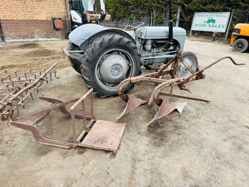 GREY FERGUSON 2WD TRACTOR*C/W ATTACHMENTS*VIDEO*