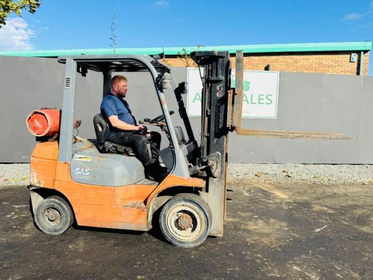 TOYOTA 42-7FGF25 CONTAINER SPEC FORKLIFT*C/W PALLET TINES*VIDEO*