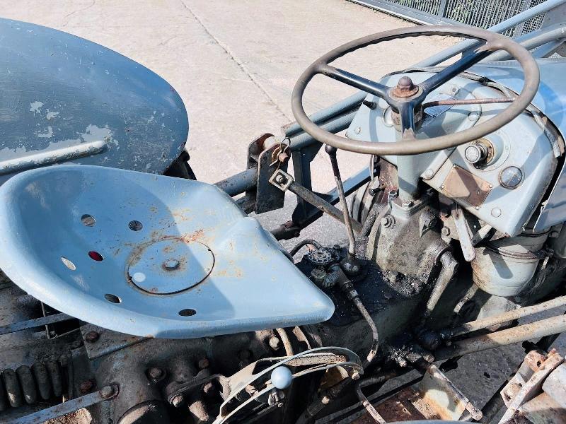 GREY FERGUSON DIESEL 2WD TRACTOR C/W LOADER, BUCKET, FOLKS & TRAILER *VIDEO*