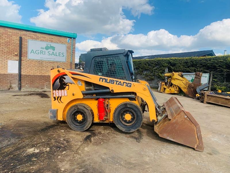 MUSTANG 2600R SKIDSTEER*C/W BUCKET*YEAR 2014*VIDEO*