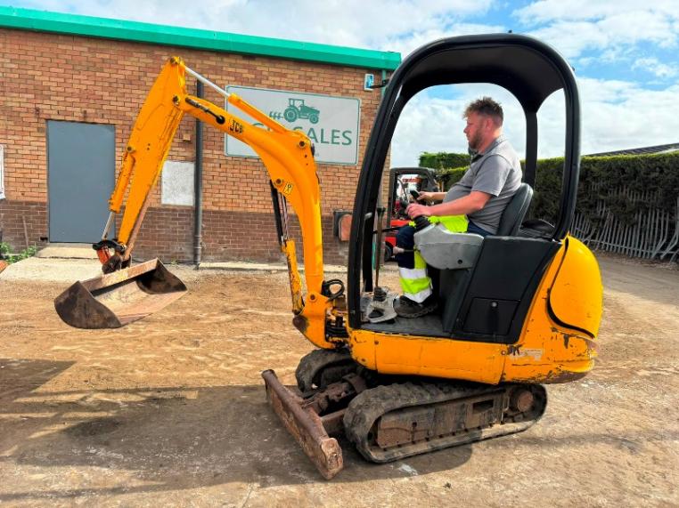 JCB 8014 EXCAVATOR*C/W OFFSET BOOM *SHOWING 1971 HOURS*VIDEO*