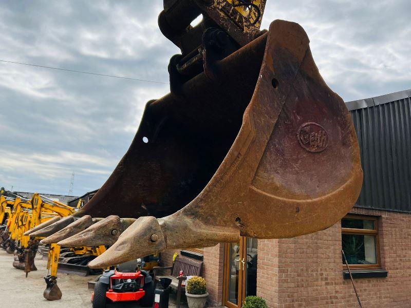 NEW HOLLAND E215 TRACKED EXCAVATOR C/W QUICK HITCH 