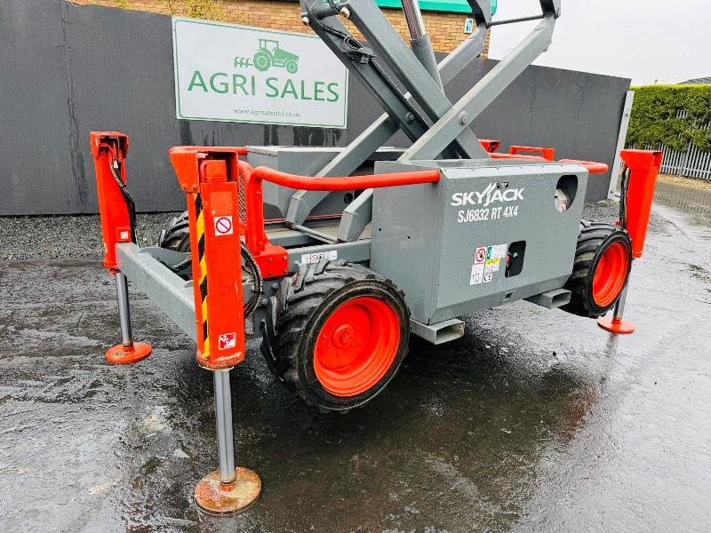 SKYJACK SJ6832RT SCISSOR LIFT*C/W SUPPORT LEGS*YEAR 2011*VIDEO*