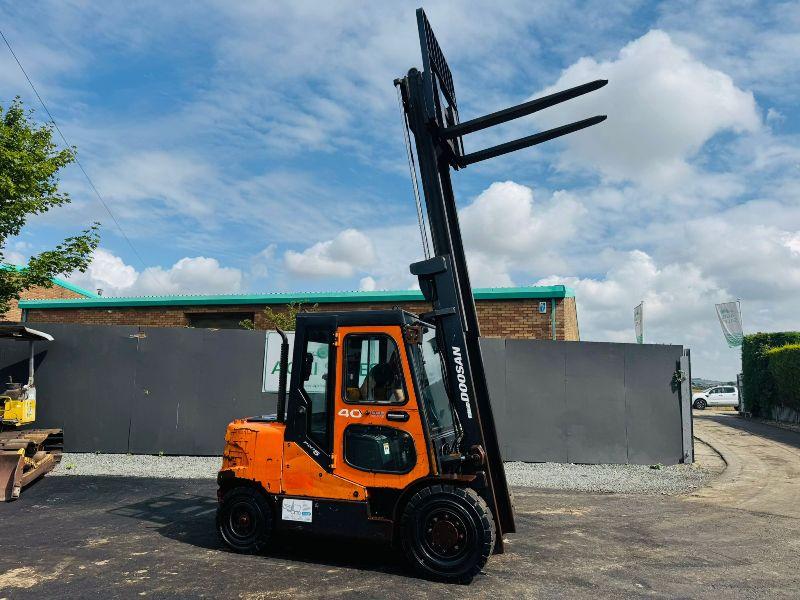 DOOSAN D40SC-5 FORKLIFT*C/W PALLET TINES*YEAR 2012*VIDEO*