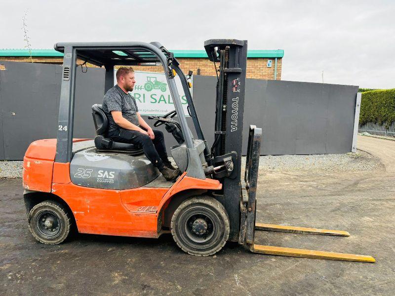 TOYOTA 62-7FDF25 CONTAINER SPEC FORKLIFT*C/W PALLET TINES*VIDEO*