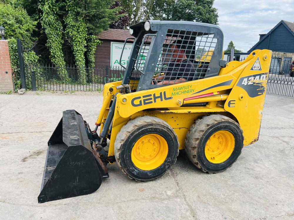 GEHL 4240 4WD SKIDSTEER *YEAR 2012* C/W BUCKET *VIDEO*