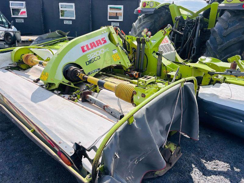 CLAAS XERION 3300 TRACTOR*C/W DEMOUNTABLE CLAAS 3300 TRIPLE MOWERS*VIDEO*