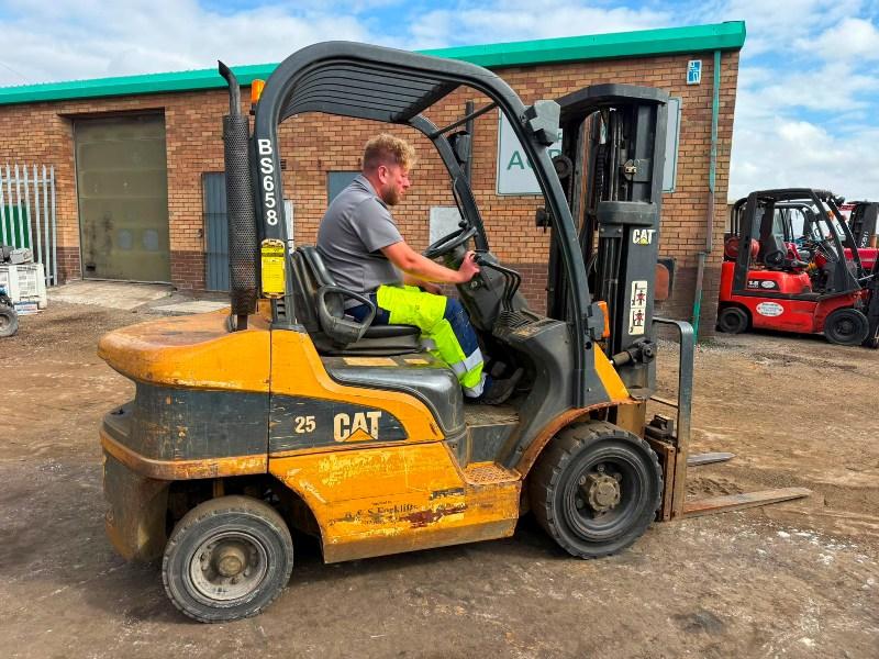 CATERPILLAR DP25N FORKLIFT*C/W PALLET TINES*VIDEO*