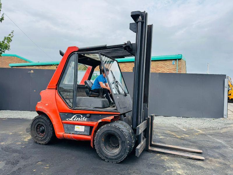 LINDE H70D 2 STAGE MASTED FORKLIFT*C/W PALLET TINES*VIDEO*