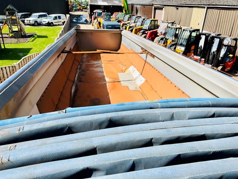 WILCOX COMMERCIAL HALF PIPE BULKER TRAILER *YEAR 2009* C/W AIR OPERATED TAILGATE 