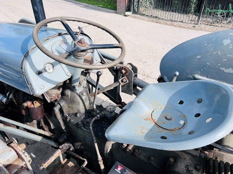 GREY FERGUSON DIESEL 2WD TRACTOR C/W LOADER, BUCKET, FOLKS & TRAILER *VIDEO*