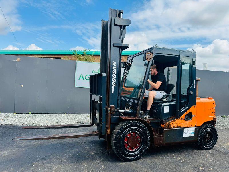 DOOSAN D40SC-5 FORKLIFT*C/W PALLET TINES*YEAR 2012*VIDEO*