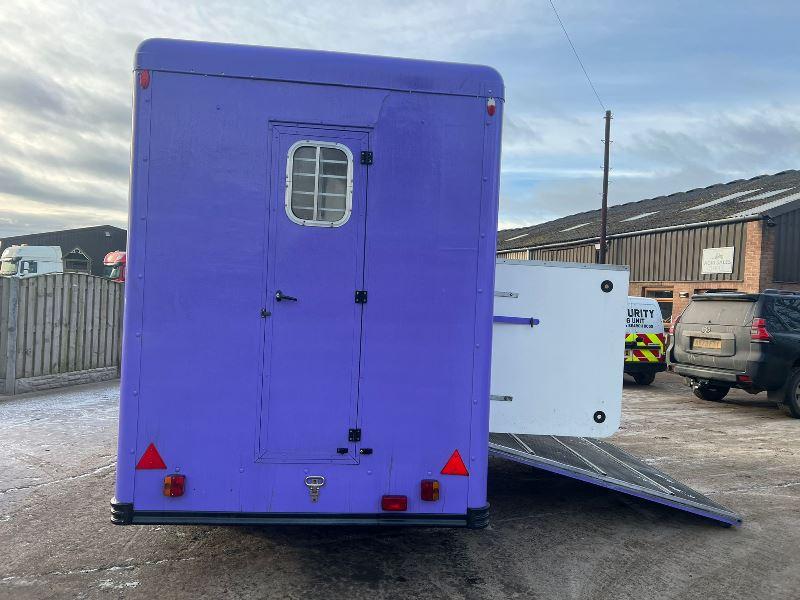 EQUITREK TWIN AXLE HORSE BOX *YEAR 2009* C/W LIVING AREA *VIDEO*