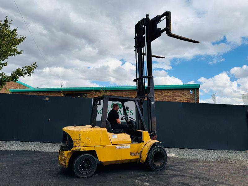 CAT DPK50-2 5 TONNE FORKLIFT*C/W FORK POSITIONER*VIDEO*