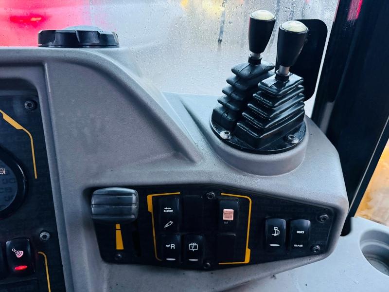 JCB 3CX COMPACT*C/W BUCKET*EXTENDED DIG*YEAR 2017*VIDEO*