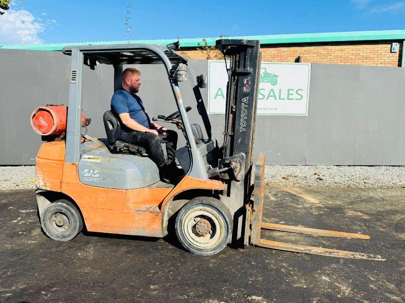 TOYOTA 42-7FGF25 CONTAINER SPEC FORKLIFT*C/W PALLET TINES*VIDEO*