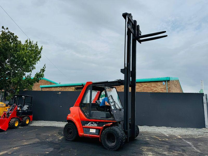 LINDE H70D 2 STAGE MASTED FORKLIFT*C/W PALLET TINES*VIDEO*