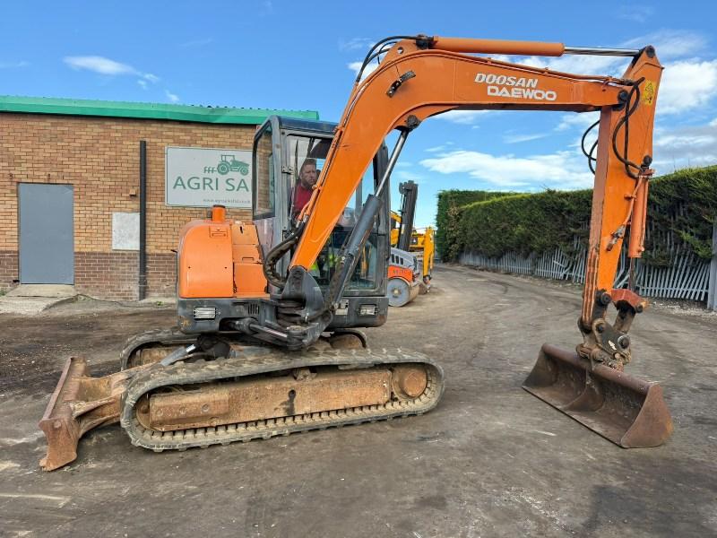 DOOSAN SOLAR 55-VPLUS EXCAVATOR*C/W BUCKET*VIDEO*