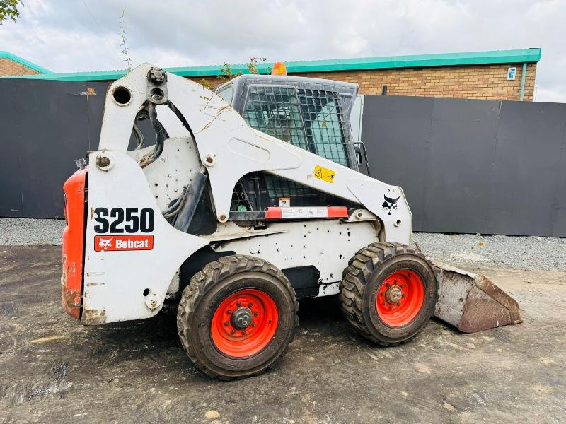 BOBCAT S250 HI-LIFT SKIDSTEER*C/W BUCKET*VIDEO*