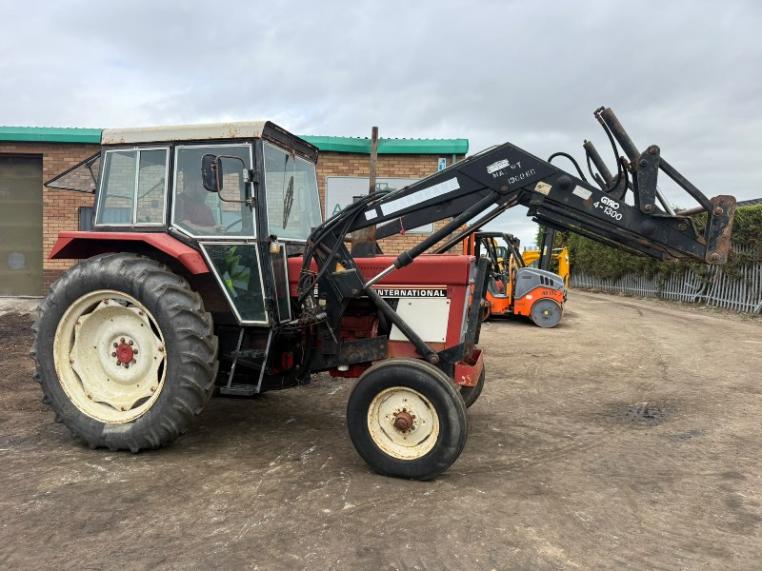 CASE INTERNATIONAL 884 TRACTOR*C/W FRONT LOADER*VIDEO*
