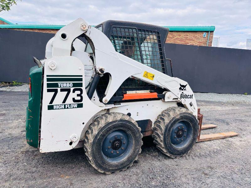 BOBCAT 773 HIGH LIFT TURBO SKIDSTEER*C/W PALLET TINES*VIDEO*