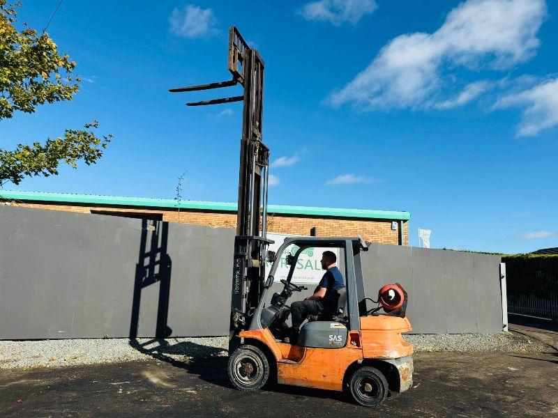 TOYOTA 42-7FGF25 CONTAINER SPEC FORKLIFT*C/W PALLET TINES*VIDEO*