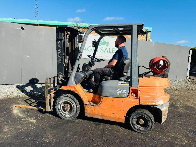 TOYOTA 42-7FGF25 CONTAINER SPEC FORKLIFT*C/W PALLET TINES*VIDEO*