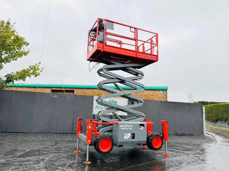 SKYJACK SJ6832RT SCISSOR LIFT*C/W SUPPORT LEGS*YEAR 2011*VIDEO*