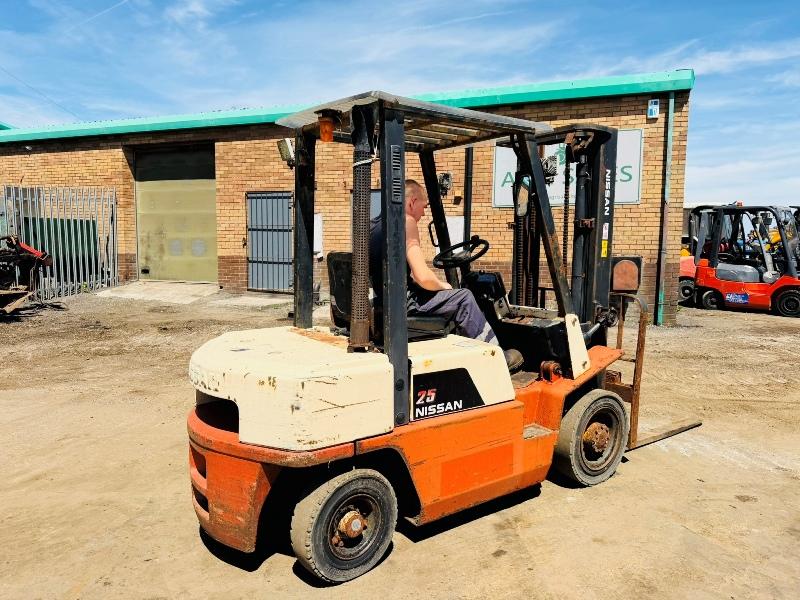 NISSAN FJ02A25U FORKLIFT*C/W PALLET TINES*VIDEO*