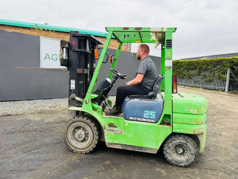 MITSUBISHI FD25 CONTAINER SPEC FOKRLIFT*C/W PALLET TINES*VIDEO*
