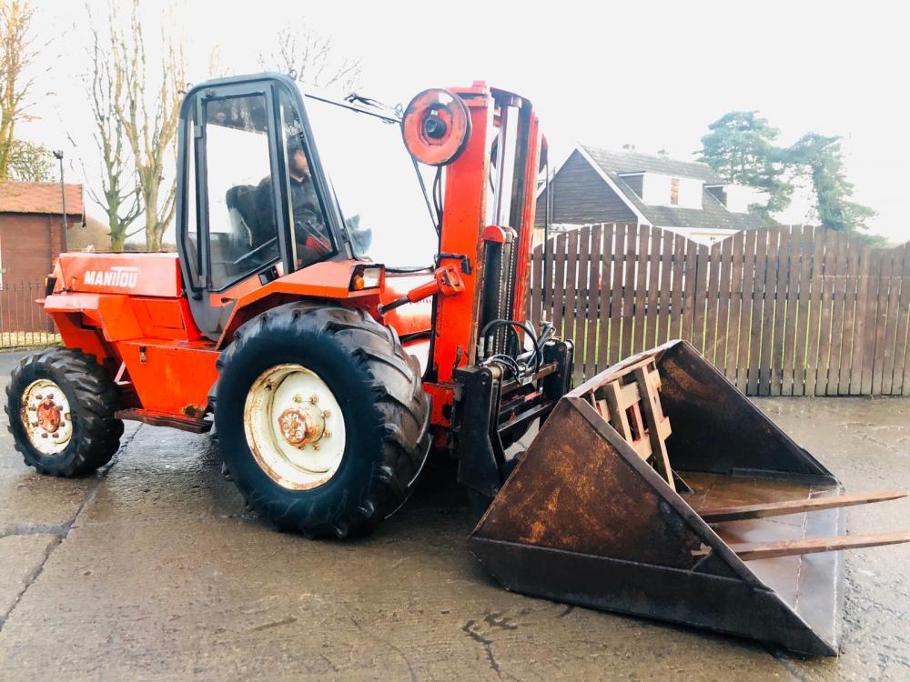 MANITOU M426.CP 4WD MASTED FORKLIFT C/W BUCKET AND PALLET TINES