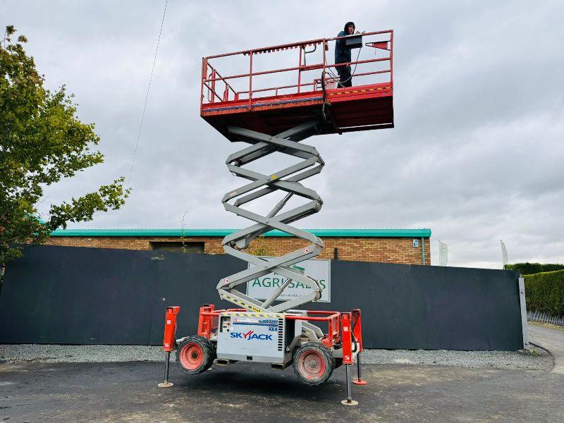 SKYJACK SJ 6832RT 4X4 SCISSOR LIFT*C/W HYDRAULIC SUPPORT LEGS*YEAR 2011*VIDEO*