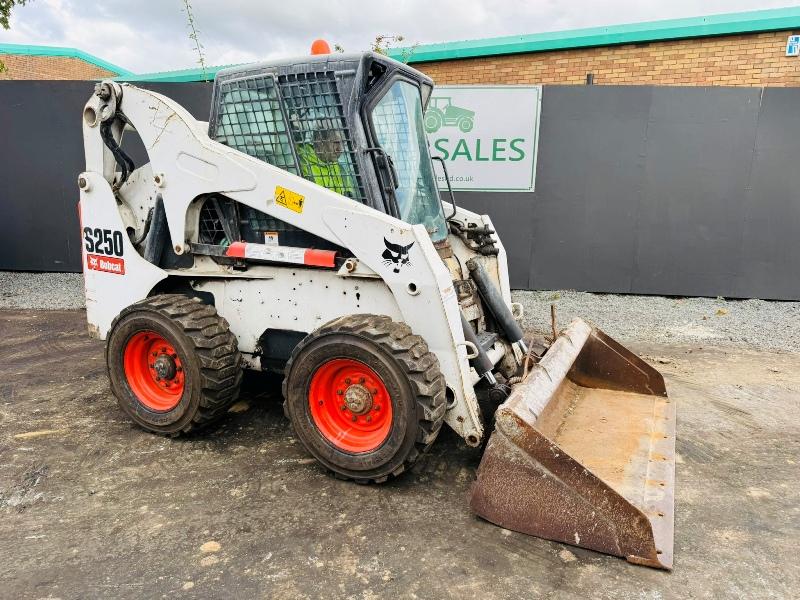 BOBCAT S250 HI-LIFT SKIDSTEER*C/W BUCKET*VIDEO*