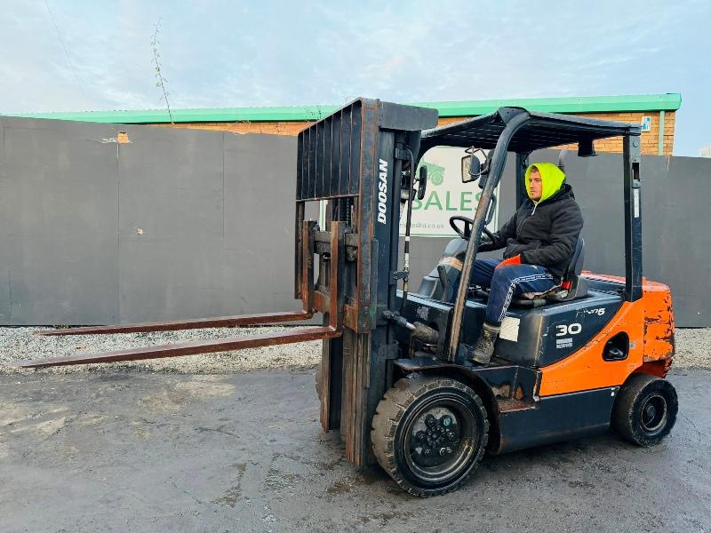 DOOSAN D30S-5 FORKLIFT*YEAR 2011*C/W PALLET TINES*VIDEO*