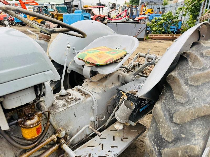GREY FERGUSON 2WD TRACTOR*C/W ATTACHMENTS*VIDEO*