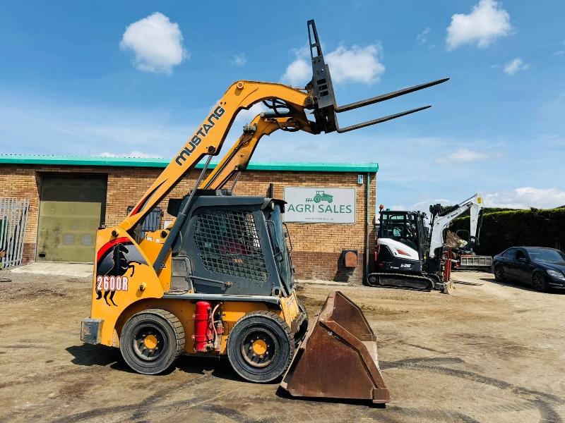 MUSTANG 2600R SKIDSTEER*C/W BUCKET & TINES*YEAR 2014*VIDEO*