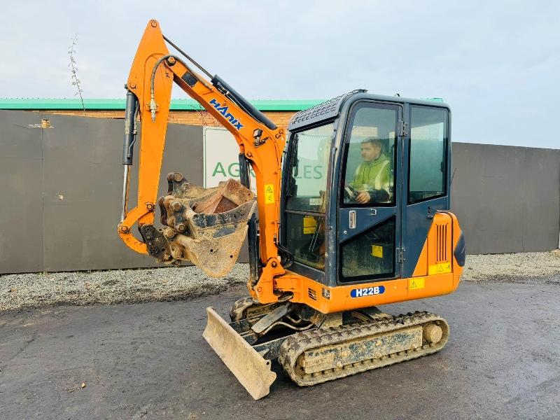 HANIX H22B EXCAVATOR*829 HOURS*C/W 4 EXTRA BUCKETS*VIDEO*