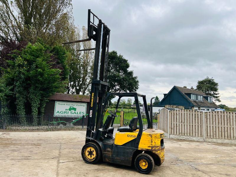 DAEWOO D25S-3 DIESEL FORK LIFT C/W SIDE SHIFT *VIDEO*