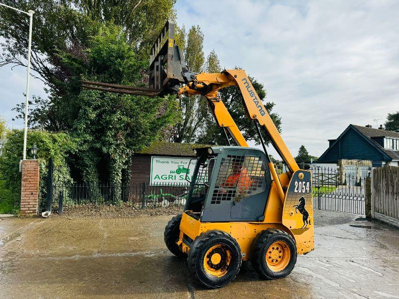 MUSTANG 2054 HIGHFLOW SKIDSTEER *YEAR 2011, 1683 HOURS* C/W PALLET